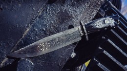 Авторский нож Боуи (сложный мозаичный дамаск, рог буйвола, скрим шоу, формованные ножны)