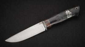 Нож Охотник (S125V, стабилизированный чёрный граб, вставка - стабилизированный зуб мамонта, всечка - кораблик, формованные ножны)