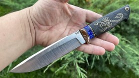 Нож Скорпион (QPM 53, синий акрил, стабилизированный граб, инкрустация скорпион, формованные ножны)